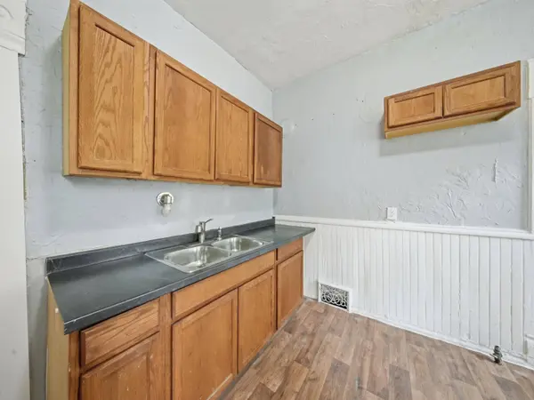 2911 N 6th St, Milwaukee, WI 53212