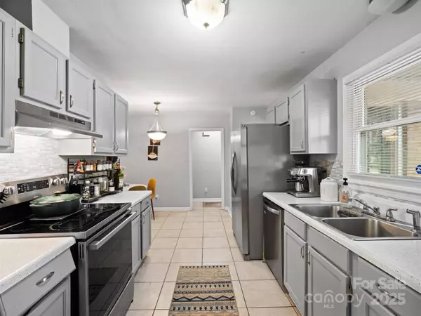 500 Colony Acres DR, Charlotte, NC 28217