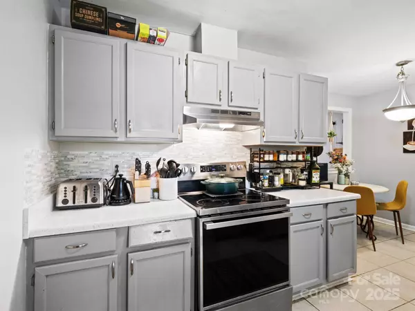 500 Colony Acres DR, Charlotte, NC 28217