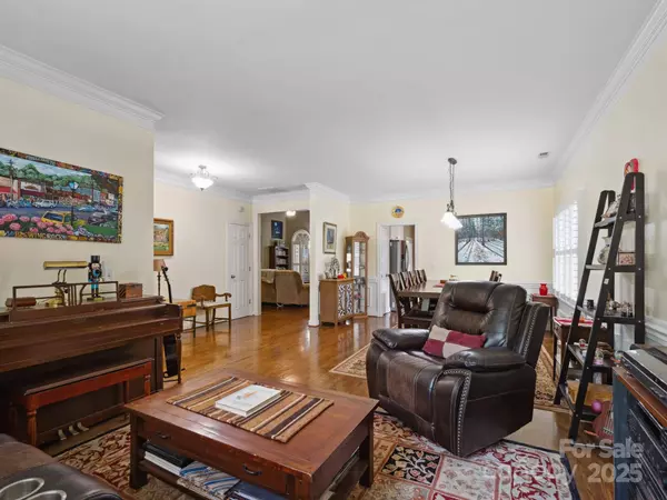 8128 Sealey CT, Charlotte, NC 28277