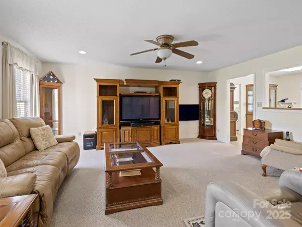 109 Ridgegate LN, Statesville, NC 28625