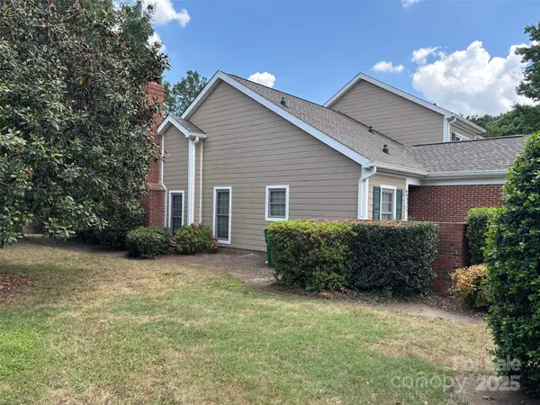 9435 Kings Falls DR, Charlotte, NC 28210