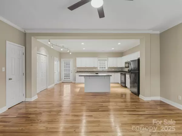 4330 Laurel Hill LN, Charlotte, NC 28217