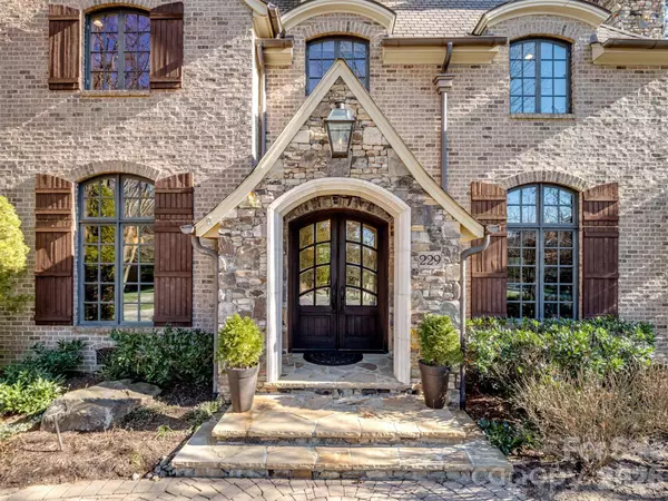 229 Wrenwood LN, Charlotte, NC 28211