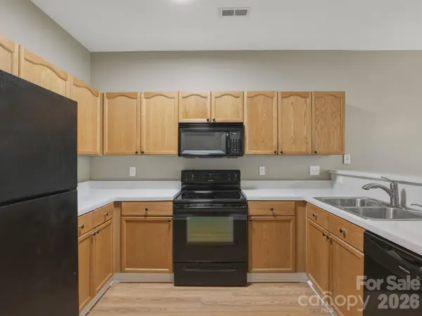 418 Doughton LN, Charlotte, NC 28217