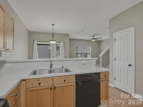 418 Doughton LN, Charlotte, NC 28217