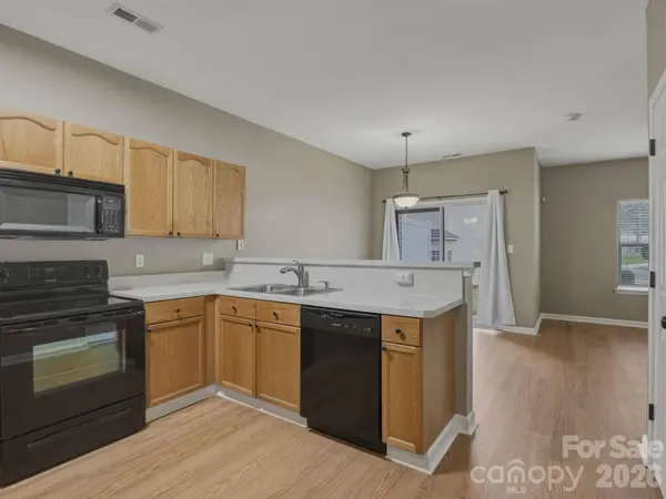 418 Doughton LN, Charlotte, NC 28217