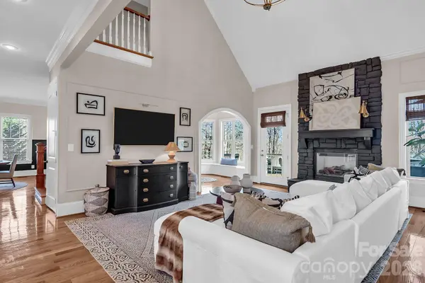 394 Stone Cliff LN, Lake Wylie, SC 29710