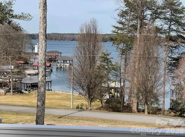9464 Riviera DR, Sherrills Ford, NC 28673