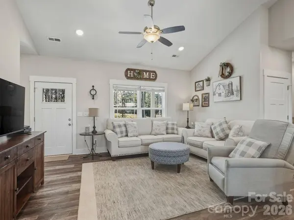9464 Riviera DR, Sherrills Ford, NC 28673