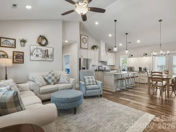 9464 Riviera DR, Sherrills Ford, NC 28673