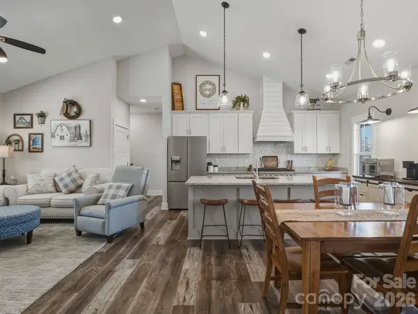 9464 Riviera DR, Sherrills Ford, NC 28673