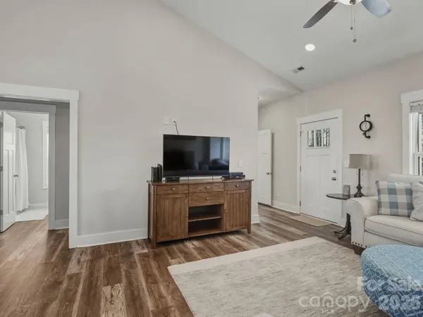 9464 Riviera DR, Sherrills Ford, NC 28673