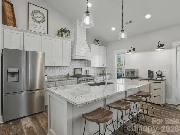 9464 Riviera DR, Sherrills Ford, NC 28673