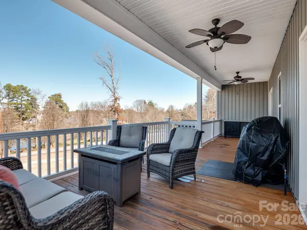 9464 Riviera DR, Sherrills Ford, NC 28673