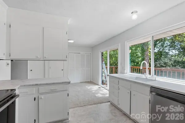 5300 Rolling Oak LN, Charlotte, NC 28227