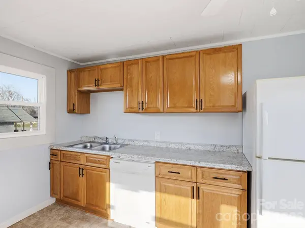 61 27th ST NW, Hickory, NC 28601