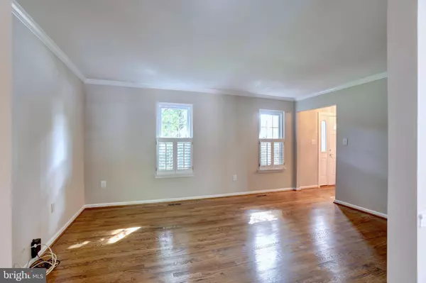 5712 MACKENZIE ST, Centreville, VA 20120