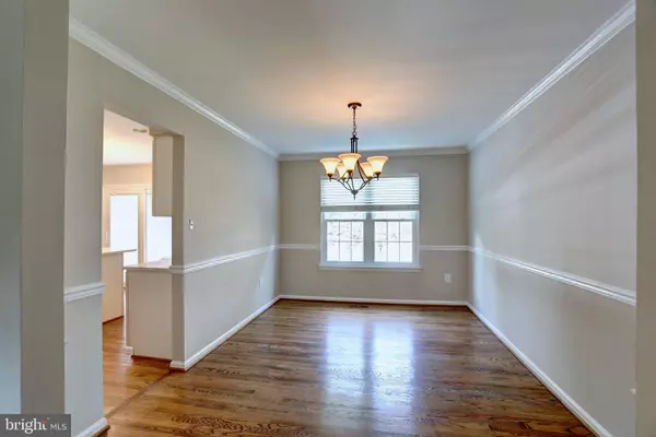 5712 MACKENZIE ST, Centreville, VA 20120