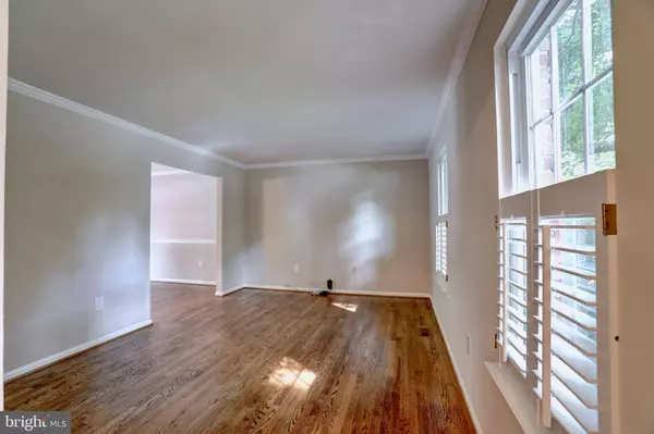 5712 MACKENZIE ST, Centreville, VA 20120