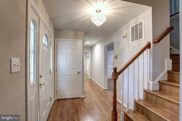 5712 MACKENZIE ST, Centreville, VA 20120