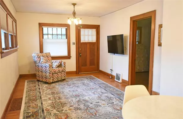 2121 E AVE NE, Cedar Rapids, IA 52402