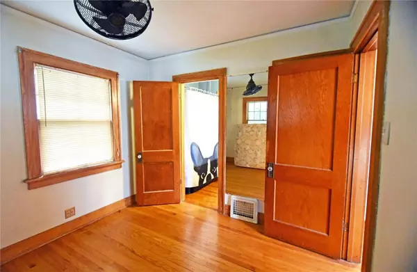 2121 E AVE NE, Cedar Rapids, IA 52402