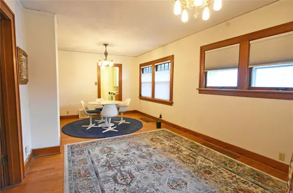 2121 E AVE NE, Cedar Rapids, IA 52402