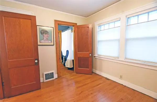 2121 E AVE NE, Cedar Rapids, IA 52402