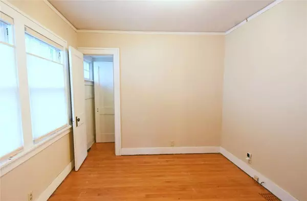 2121 E AVE NE, Cedar Rapids, IA 52402