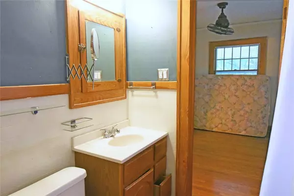 2121 E AVE NE, Cedar Rapids, IA 52402