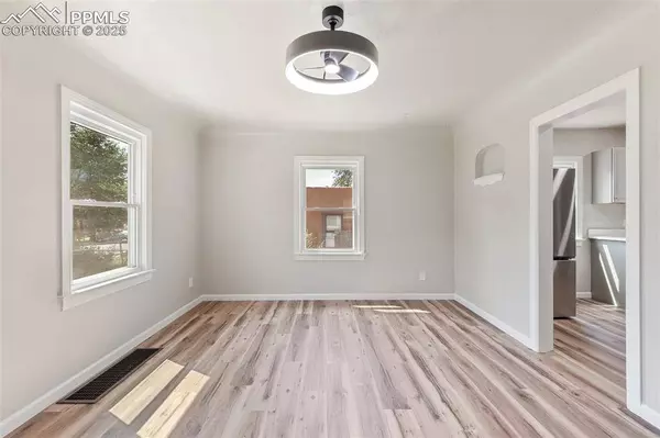 906 S Institute ST, Colorado Springs, CO 80903