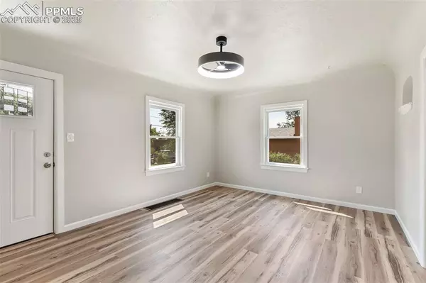 906 S Institute ST, Colorado Springs, CO 80903