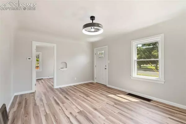 906 S Institute ST, Colorado Springs, CO 80903