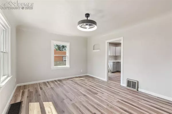 906 S Institute ST, Colorado Springs, CO 80903