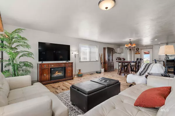 73 S Robinson Rd, Nampa, ID 83687