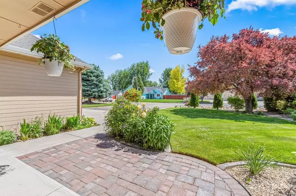 1305 N Autumn Wind Dr, Nampa, ID 83687