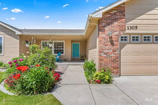 1305 N Autumn Wind Dr, Nampa, ID 83687