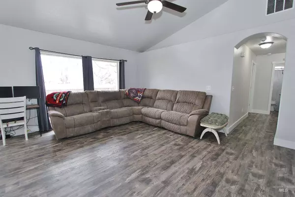 516 Arrowhead Dr, Nampa, ID 83686