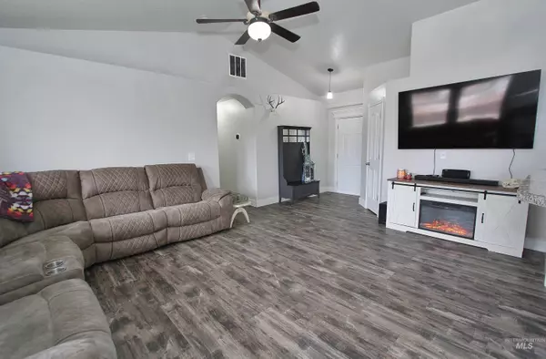 516 Arrowhead Dr, Nampa, ID 83686