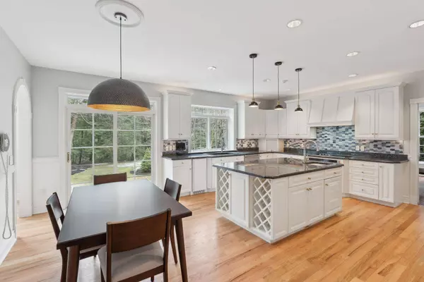 13 Streamwood LN, Falmouth, ME 04105