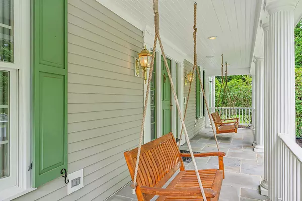 13 Streamwood LN, Falmouth, ME 04105