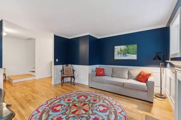 1 Lanier LN, Falmouth, ME 04105