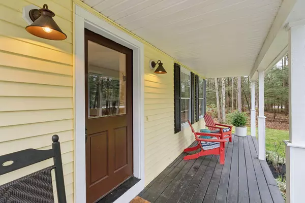 1 Lanier LN, Falmouth, ME 04105