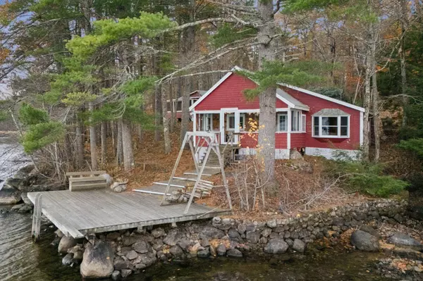 16 Breezy Point RD, Naples, ME 04055