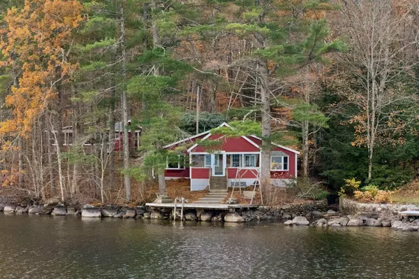 16 Breezy Point RD, Naples, ME 04055