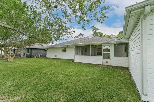 15419 Diana LN, Houston, TX 77062