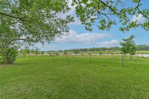 15419 Diana LN, Houston, TX 77062