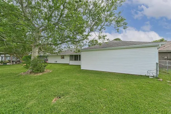 15419 Diana LN, Houston, TX 77062