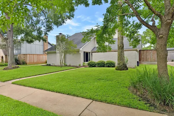 3510 Ledgestone DR, Houston, TX 77059